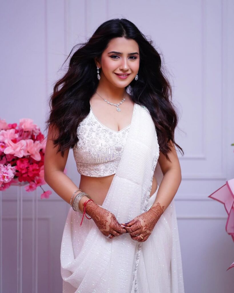 40+ Top Roshni Walia Hot and Sexy Pictures: Bikini Images of [Roshni Walia]