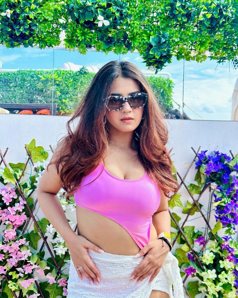 40+ Top Roshni Walia Hot and Sexy Pictures: Bikini Images of [Roshni Walia]