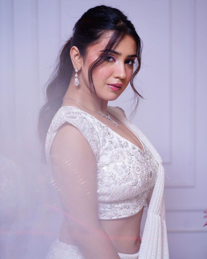 40+ Top Roshni Walia Hot and Sexy Pictures: Bikini Images of [Roshni Walia]
