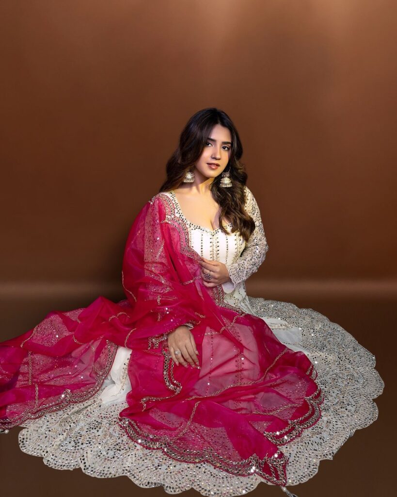 40+ Top Roshni Walia Hot and Sexy Pictures: Bikini Images of [Roshni Walia]