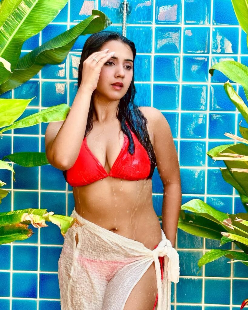 40+ Top Roshni Walia Hot and Sexy Pictures: Bikini Images of [Roshni Walia]