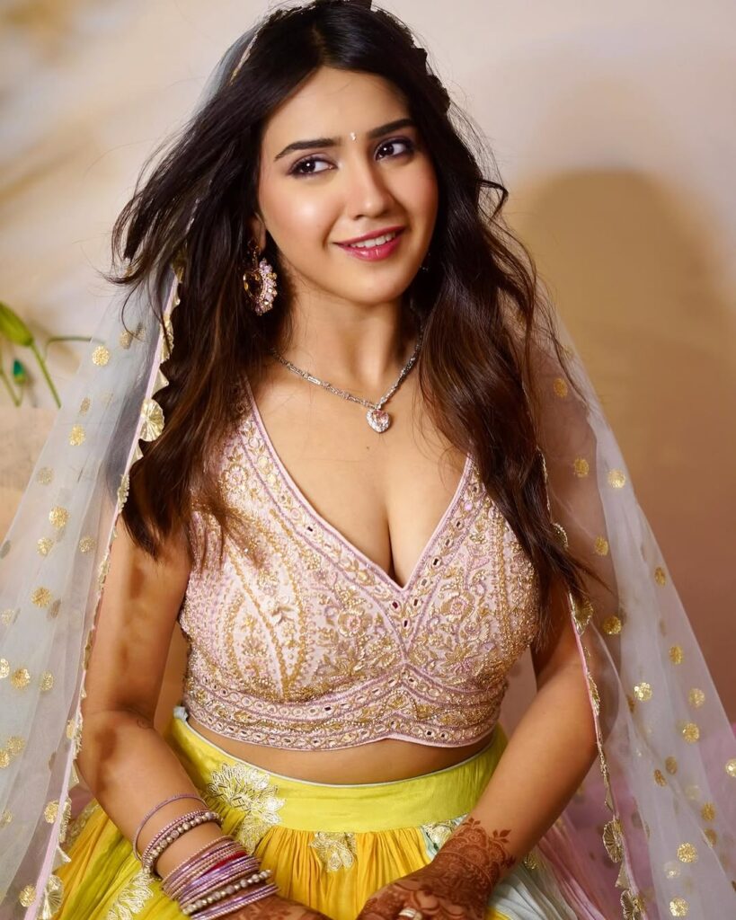 40+ Top Roshni Walia Hot and Sexy Pictures: Bikini Images of [Roshni Walia]