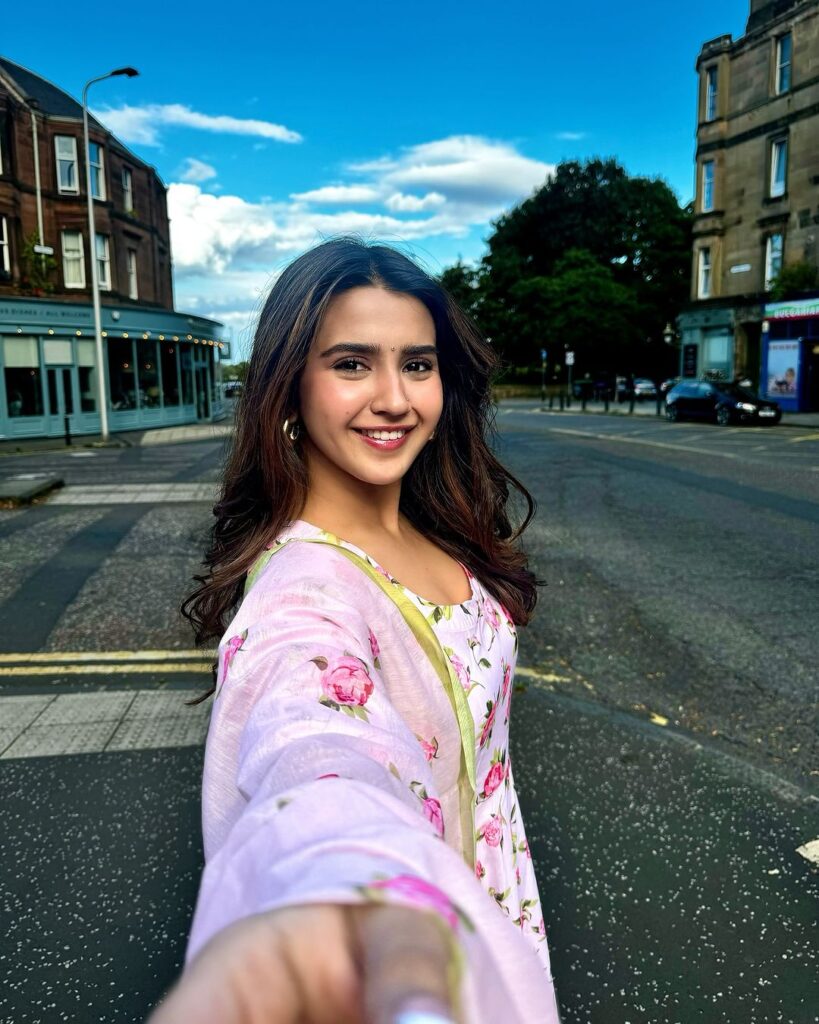40+ Top Roshni Walia Hot and Sexy Pictures: Bikini Images of [Roshni Walia]